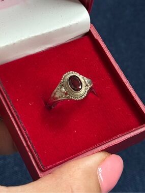 Stunning Vintage 925 Sterling Silver Garnet
Ring size 6